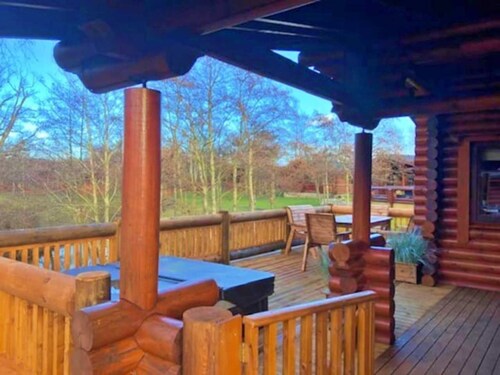 Lynnewood Log Cabin Felmoor Park