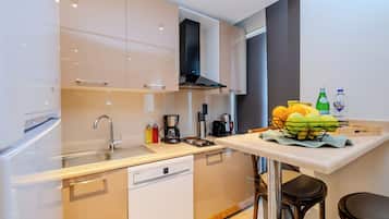 Suite Deluks | Dapur pribadi | Lemari es, microwave, kompor, dan mesin pencuci piring