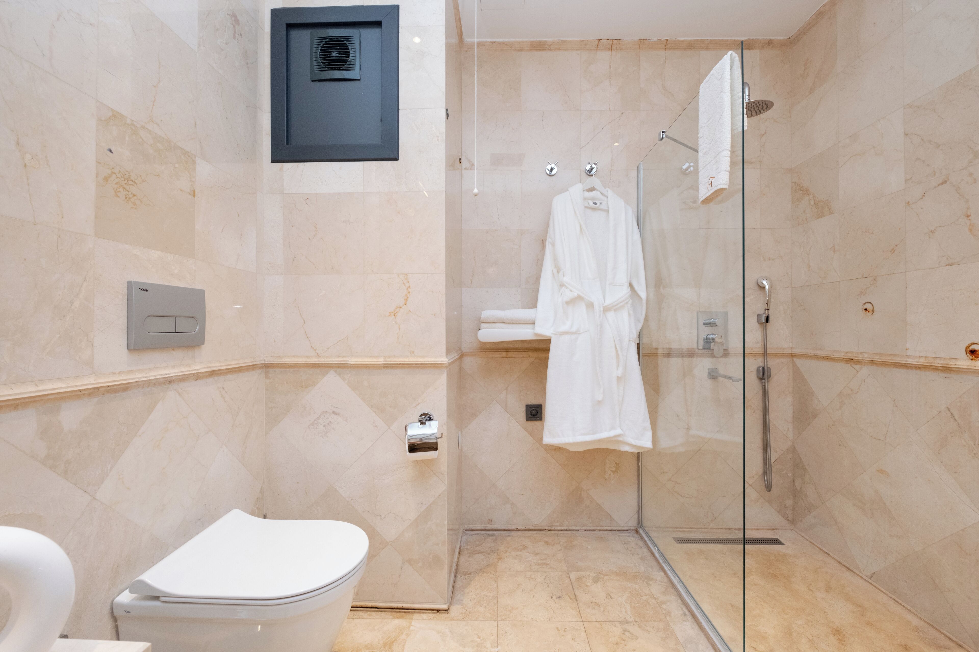 Suite Junior | Salle de bain | Douche, douche à « effet pluie », sèche-cheveux, chaussons