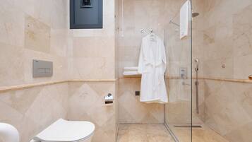 Suite Junior | Salle de bain | Douche, douche à « effet pluie », sèche-cheveux, chaussons