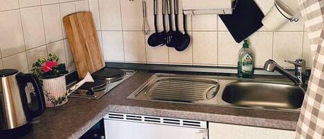 Fridge, stovetop, coffee/tea maker, electric kettle
