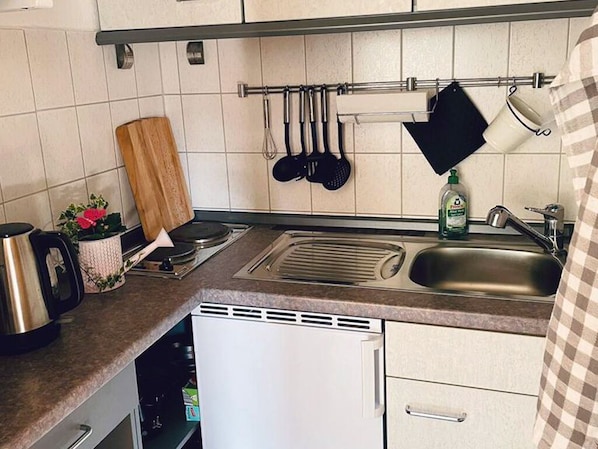 Kühlschrank, Herdplatte, Wasserkocher mit Kaffee-/Teezubehör