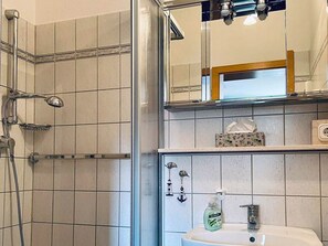 Shower, hair dryer, towels, soap - My vacation home in the Harz (Blankenburg (Harz))