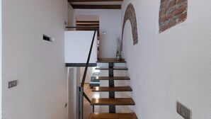 A staircase with wooden steps and metal railings, leading to an upper floor. - Italianway - Frisi 8 (Milan)