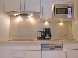 Kühlschrank, Ofen, Geschirrspüler, Kochgeschirr/Geschirr/Besteck