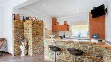 Geladeira, micro-ondas, fogão, lava-louças