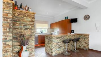 Geladeira, micro-ondas, fogão, lava-louças