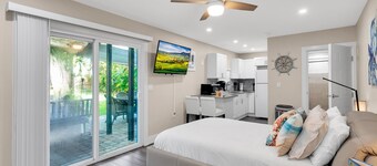 Cozy & Bright Condo w/ Balcony/Deck Steps2Downtown