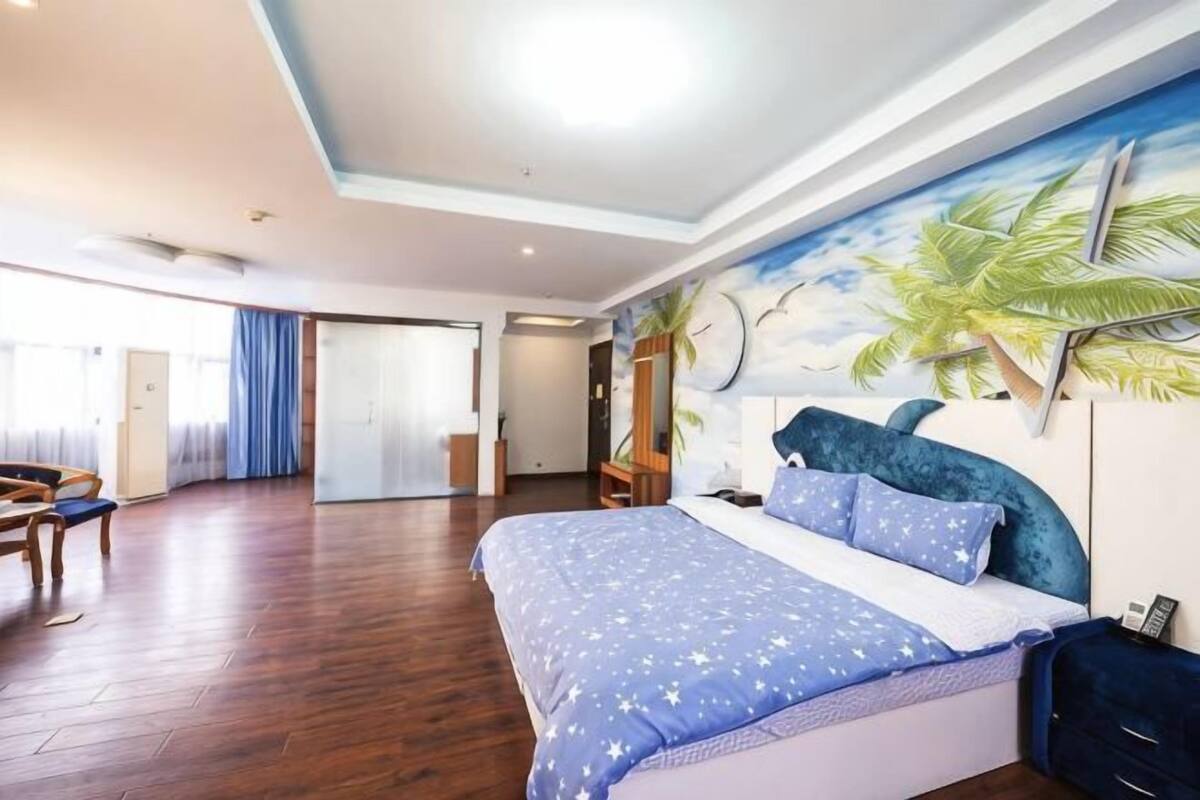 Une chambre à coucher avec un lit, une armoire, un bureau et une chaise.