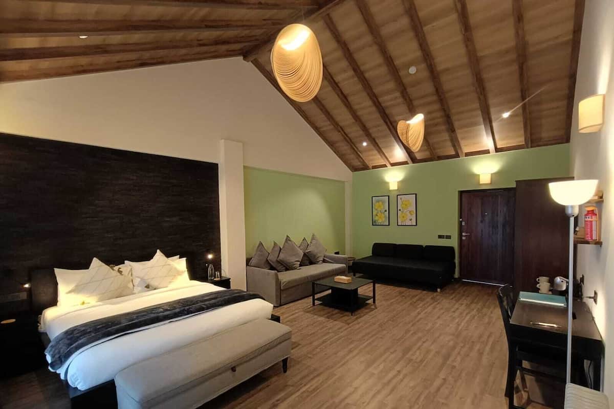 Una camera da letto moderna con un letto grande, un divano e un angolo studio.