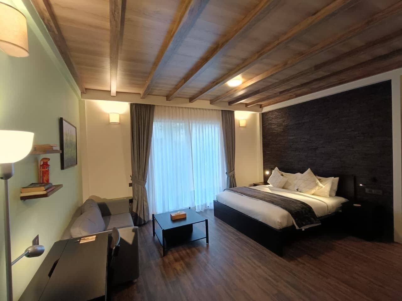 Premium Room | In-room safe, individually decorated, individually furnished, desk