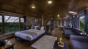 Um quarto espaçoso com uma cama grande, um sofá e um espaço de refeições.