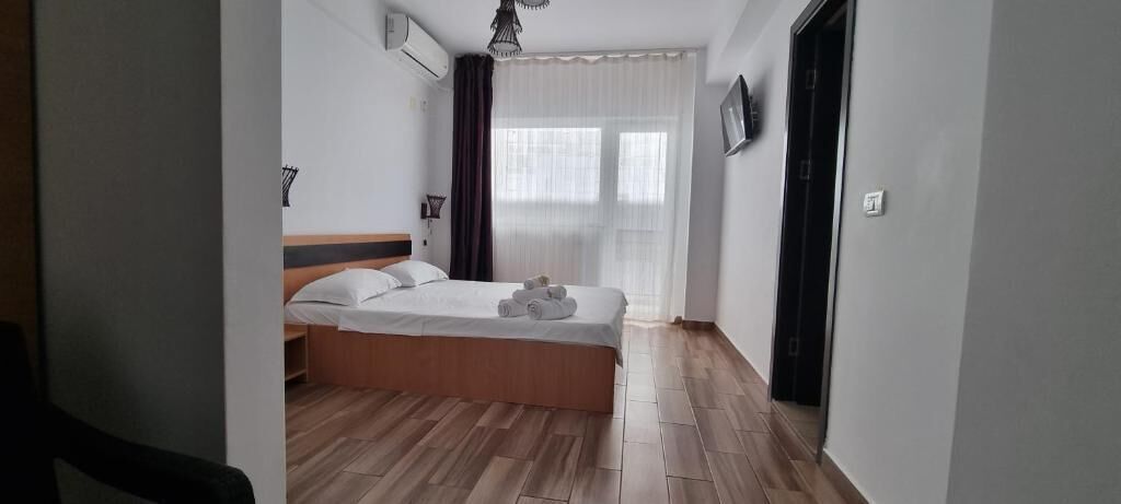 Standard Double Room, with balcony, no view | Wi-fi (inkludert) og sengetøy