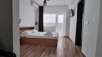 Standard Double Room, with balcony, no view | Wi-Fi gratuit, draps fournis