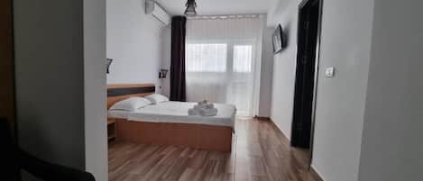 Standard Double Room, with balcony, no view | 免费 WiFi、床单