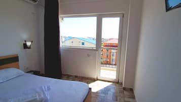 Standard Double Room, with balcony, city view | Free WiFi, bed sheets