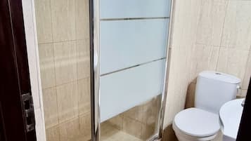 Douche, articles de toilette gratuits, serviettes fournies, savon
