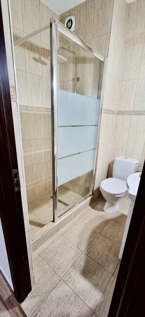 Shower, free toiletries, towels, soap - Blue Sky Hotel (Eforie)