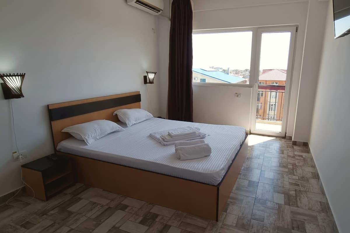 Standard Double Room, with balcony, city view | Wi-Fi gratuito, lenzuola