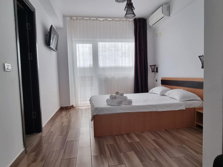 Standard Double Room, with balcony, no view | Wifi gratis y ropa de cama