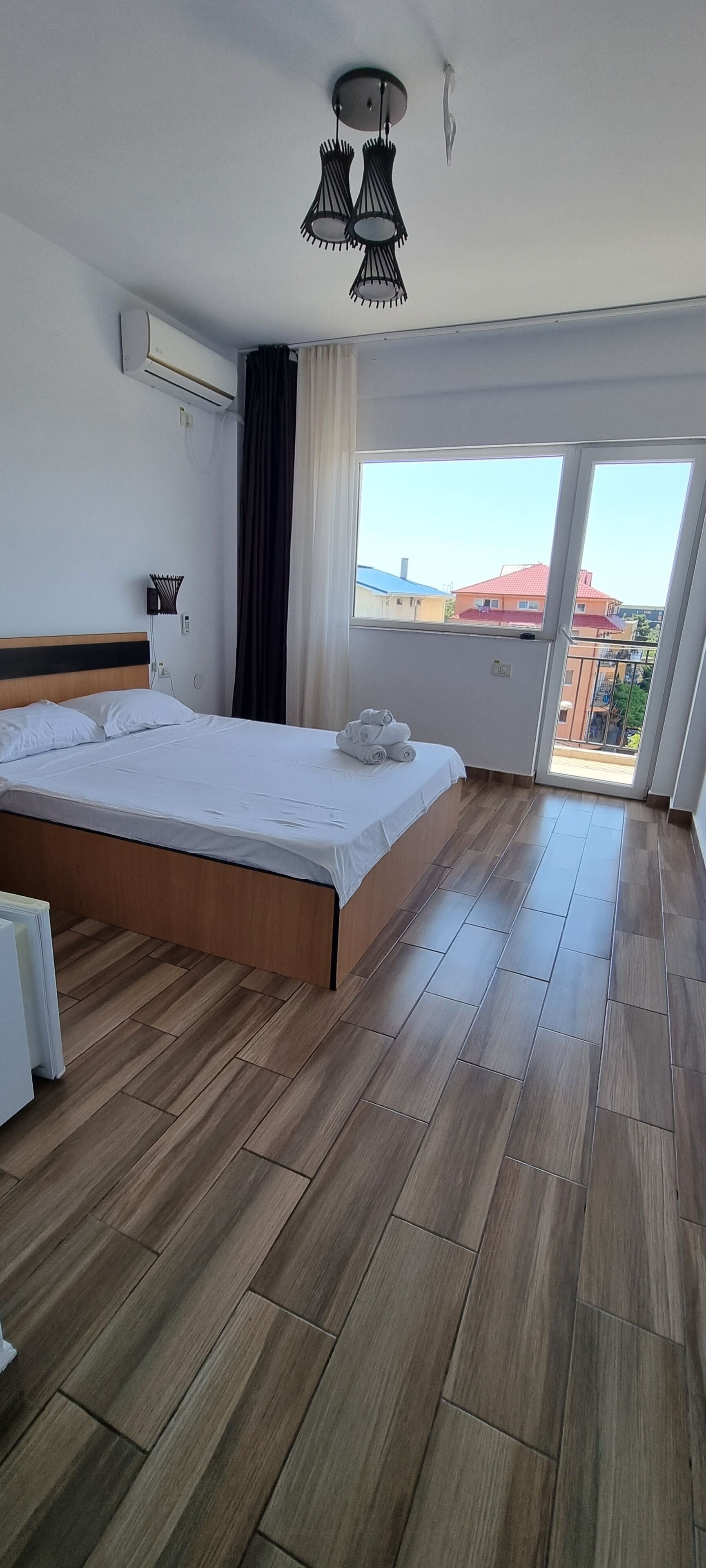 Standard Double Room, with balcony, city view | Kostenloses WLAN, Bettwäsche