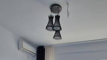 Standard Double Room, with balcony, city view | Kostenloses WLAN, Bettwäsche
