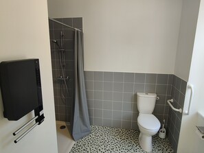 Een douche, gratis toiletartikelen, handdoeken, zeep