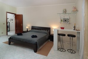 2 quartos, ferros/tábuas de passar roupa, berço de viagem
