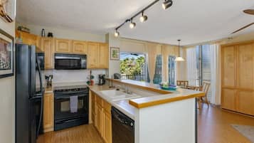 Køleskab, mikrobølgeovn, ovn, kogeplade