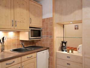 Fridge, microwave, dishwasher, coffee/tea maker