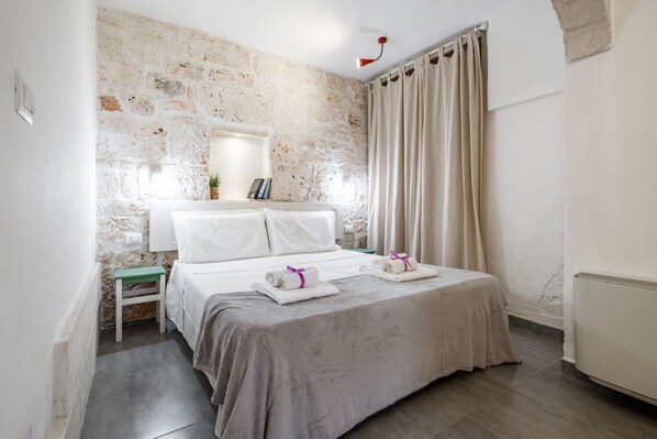 2 bedrooms, iron/ironing board, WiFi