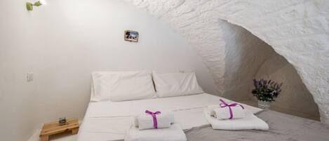 2 bedrooms, iron/ironing board, WiFi