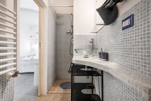 Een douche, een haardroger, een bidet, handdoeken