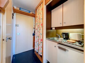 Fridge, microwave, coffee/tea maker, toaster