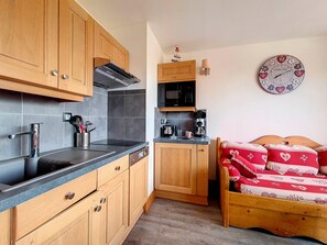 Fridge, dishwasher, coffee/tea maker, toaster