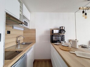 Kylskåp, mikrovågsugn, ugn och diskmaskin