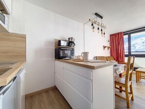 Jääkaappi, mikroaaltouuni, uuni, astianpesukone