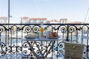 Daily continental breakfast (EUR 13 per person)