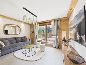 TV, stereo - Cozy Duplex in Les Gets, 6 Guests, Near Village & Ski Lifts, Full Amenities Included (Les Gets)