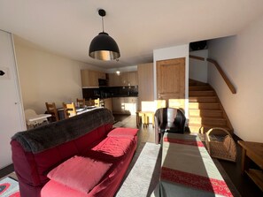 TV, caminetto, impianto stereo