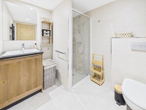 Bathroom - Cozy Duplex in Les Gets, 6 Guests, Near Village & Ski Lifts, Full Amenities Included (Les Gets)