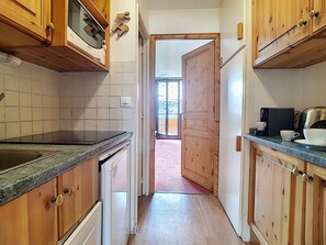 Een koelkast, een microgolfoven, een vaatwasser