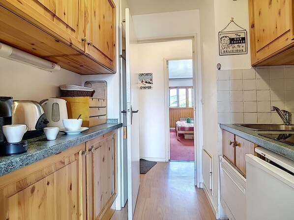 Kylskåp, mikrovågsugn, diskmaskin och kaffe- och tebryggare