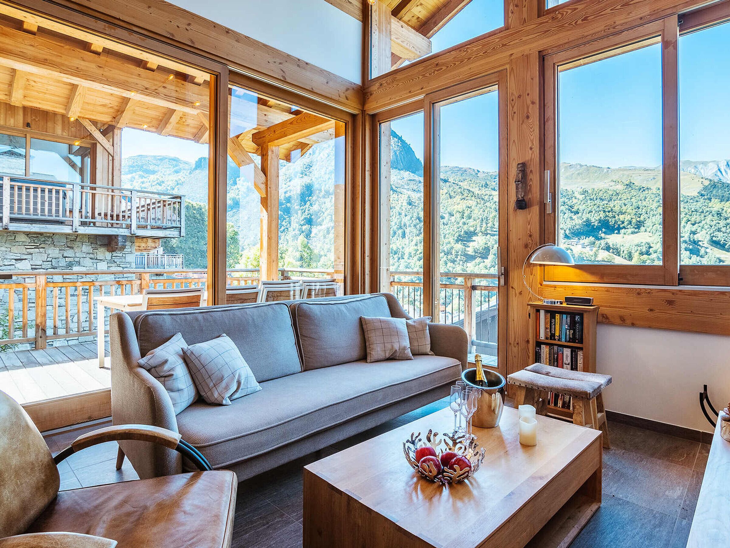 Een televisie en een open haard