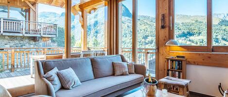 Televisie en een open haard