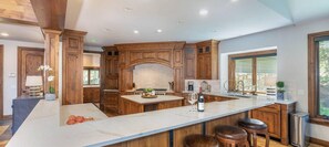 Villa, 6 Bedrooms | Private kitchen