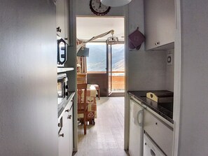 Fridge, dishwasher, coffee/tea maker, toaster