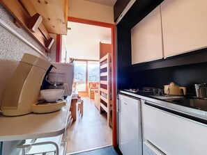 Réfrigérateur, micro-ondes, lave-vaisselle, cafetière/bouilloire