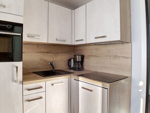 Fridge, microwave, dishwasher, coffee/tea maker