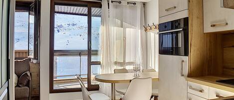 Réfrigérateur, micro-ondes, lave-vaisselle, cafetière/bouilloire